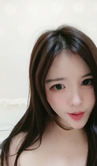 颜值女神露脸精彩大秀直播，漏出性感的大奶子，给狼友看自己的性爱短片