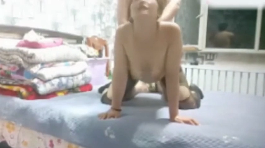 乱伦留守亲嫂子，怼着大屁股尽情输出,撞得屁股啪啪响嫂子说好舒服