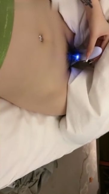 一脸呆萌网红女神 小尺度福利一波 撩起衣服揉捏柰子 多毛骚逼按摩器震动