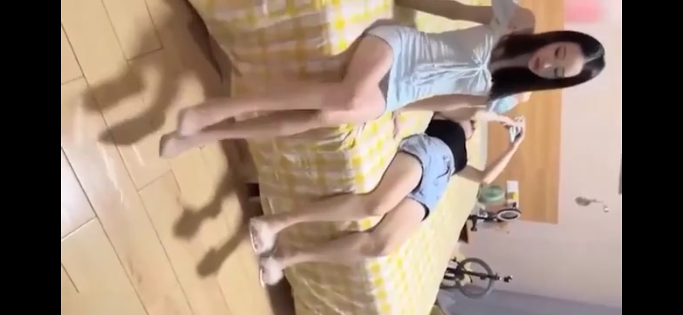 高颜值粉嫩姐妹花，一个文静一个活泼，至尊双飞享受！