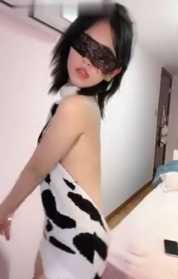 娇小身材短发妹妹 新人下海大屌操逼 小舌头舔屌吸吮 主动骑乘位扶屌插入