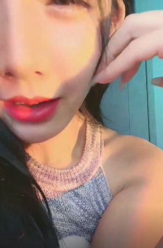极品人间尤物精彩大秀，露脸直播真她妈骚啊诱惑美乳翘臀