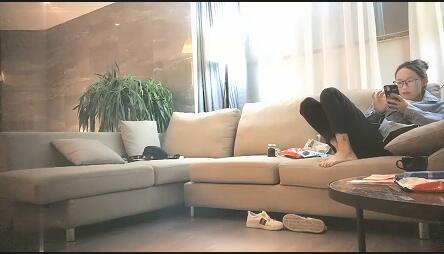 00后眼镜小萝莉兼职，丝袜撕扯肆意玩弄，求大哥放过