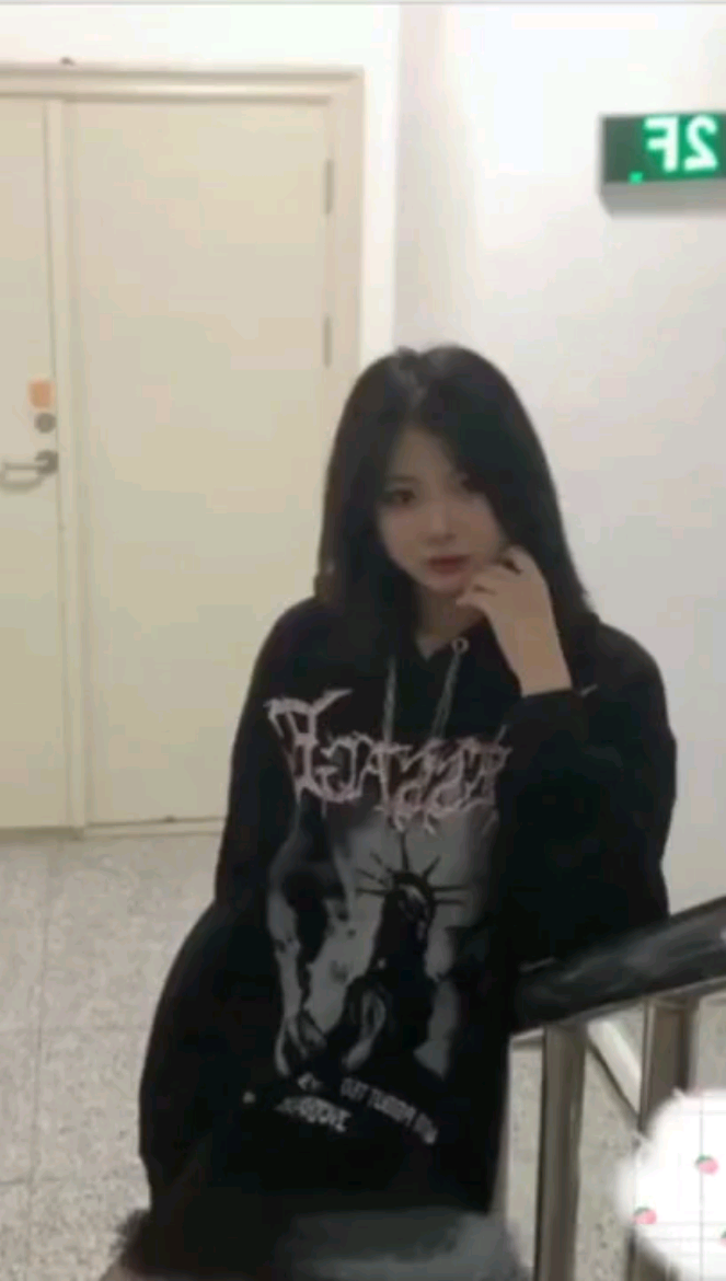 公司新来的小妹被成功拿下，微信聊骚车震口交激情爆操嫩逼。