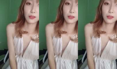 新来的美女激情大秀诱惑狼友，黑丝情趣全程露脸在狼友的金钱攻势下脱光自慰，揉奶玩逼跳蛋抽插，特写展示