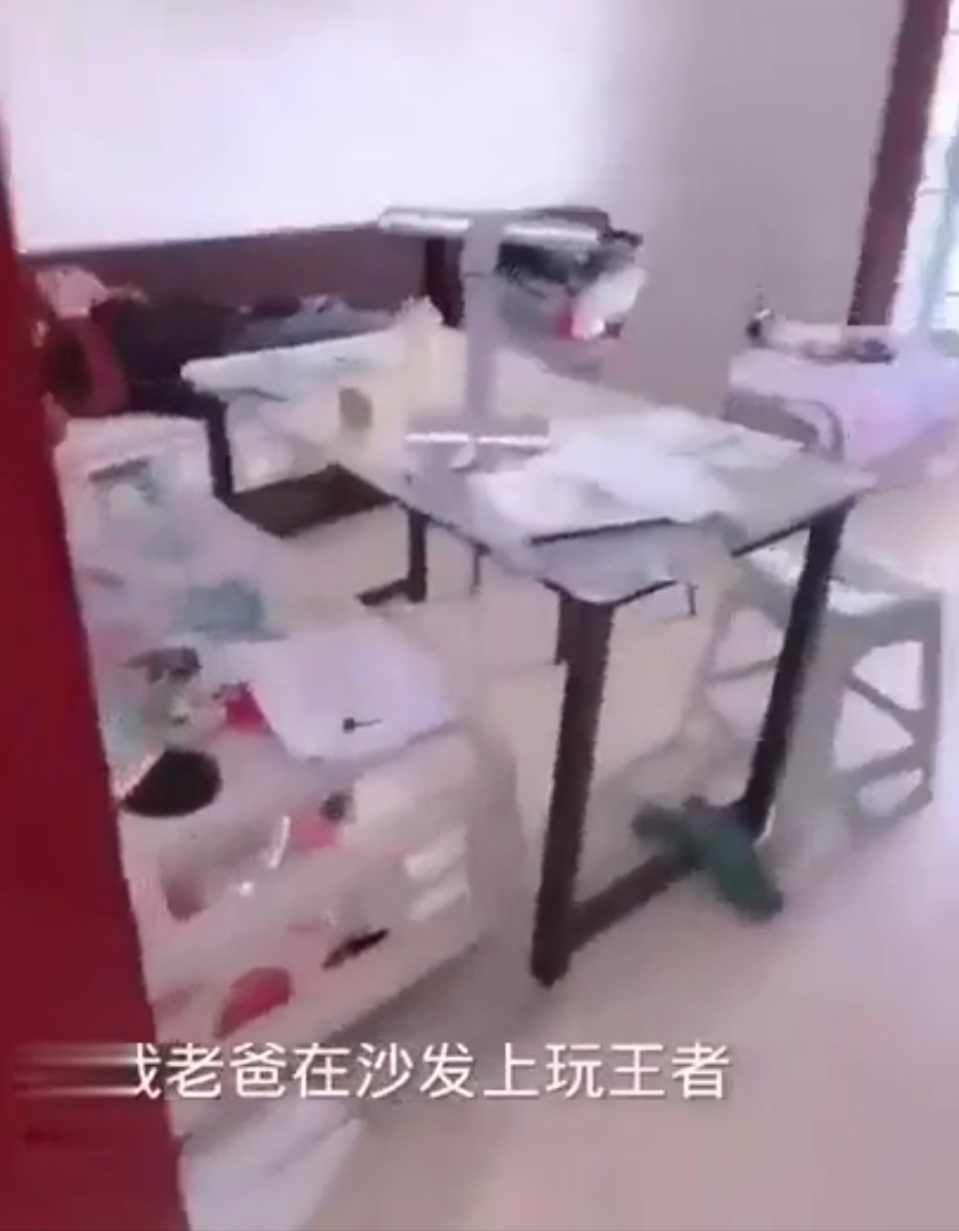 大白天的趁爸爸在客厅玩手机，儿子偷偷溜进去妈妈的房间，和妈妈偷情啪啪啪！