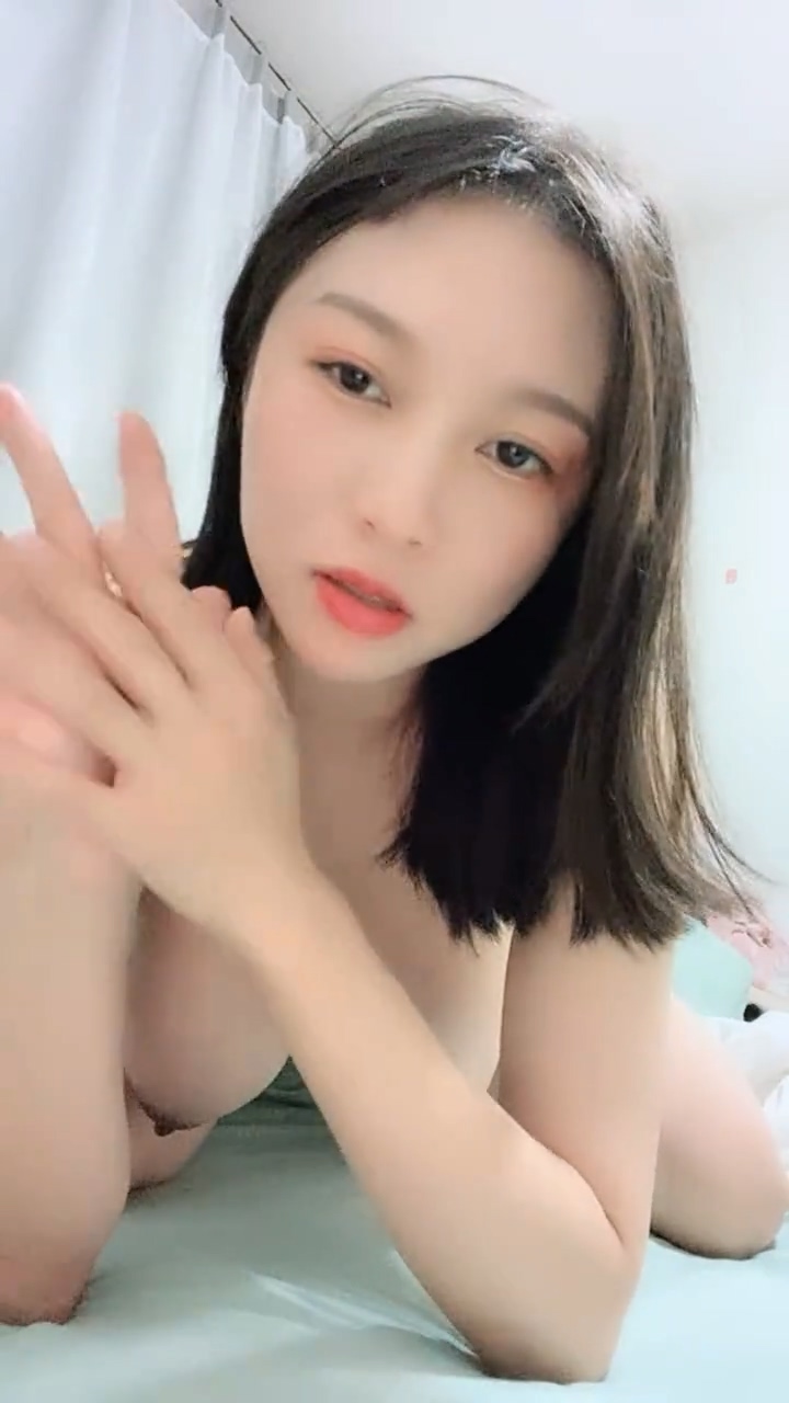 姐姐怀孕了想做爱让妹妹脱光衣服在一起陪她自慰挺着大肚子让妹妹玩他的逼逼，自慰搔穴淫水泛滥呻吟