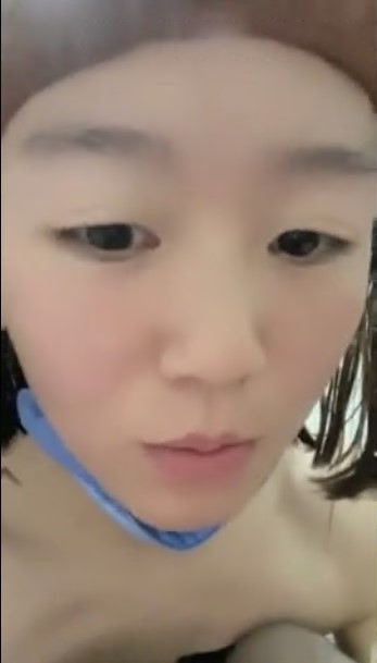 乖巧清纯美少女 大屌小男友操逼 开档黑丝主动骑坐 揉搓阴蒂狂喷