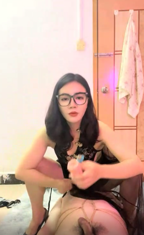 1眼镜御姐女王调教！绳子捆绑地上爬行小皮鞭抽打，骑脸舔逼滴蜡道具插马眼