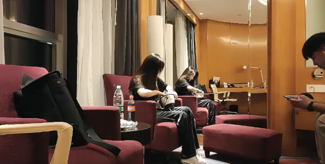 爱笑的女孩，大美女皮肤白 1