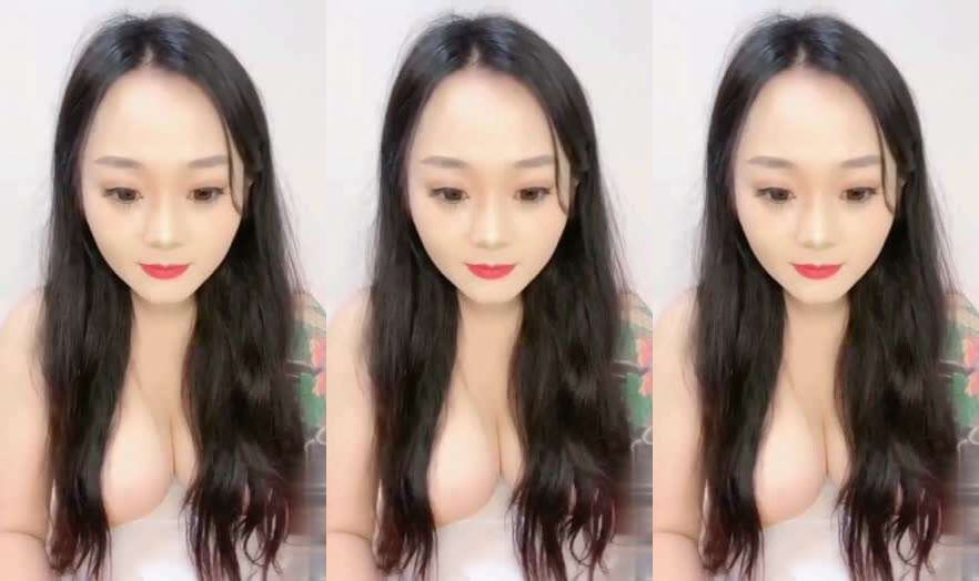 花臂纹身爆乳红唇！一对豪乳掏出