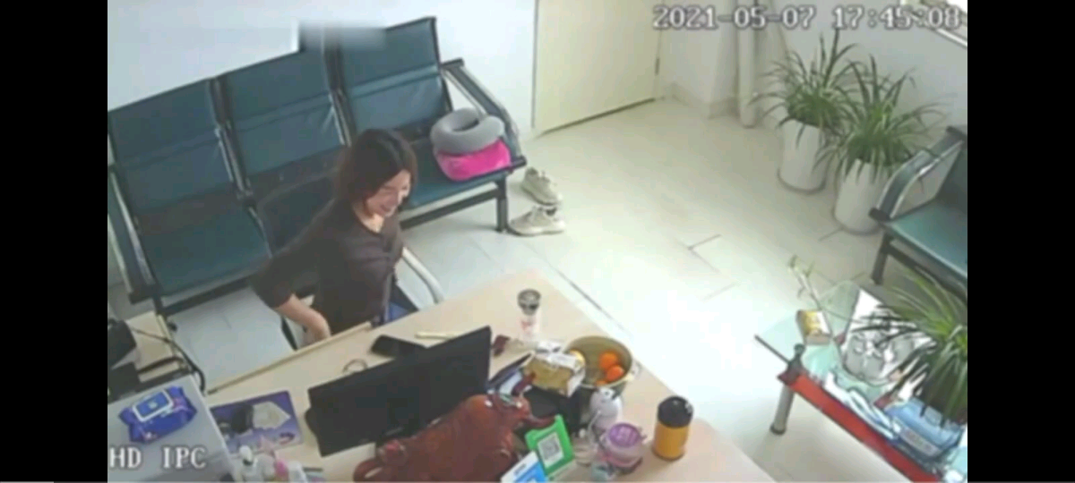 监控偷拍女财务秘书和领导经理办公室操逼内射!