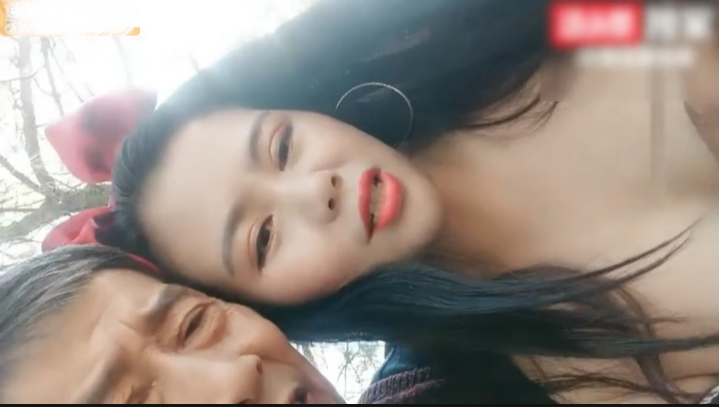 野战乱伦超刺激！爷爷小树林操孙女两个老当益壮，爷爷3P齐操白嫩骚货孙女