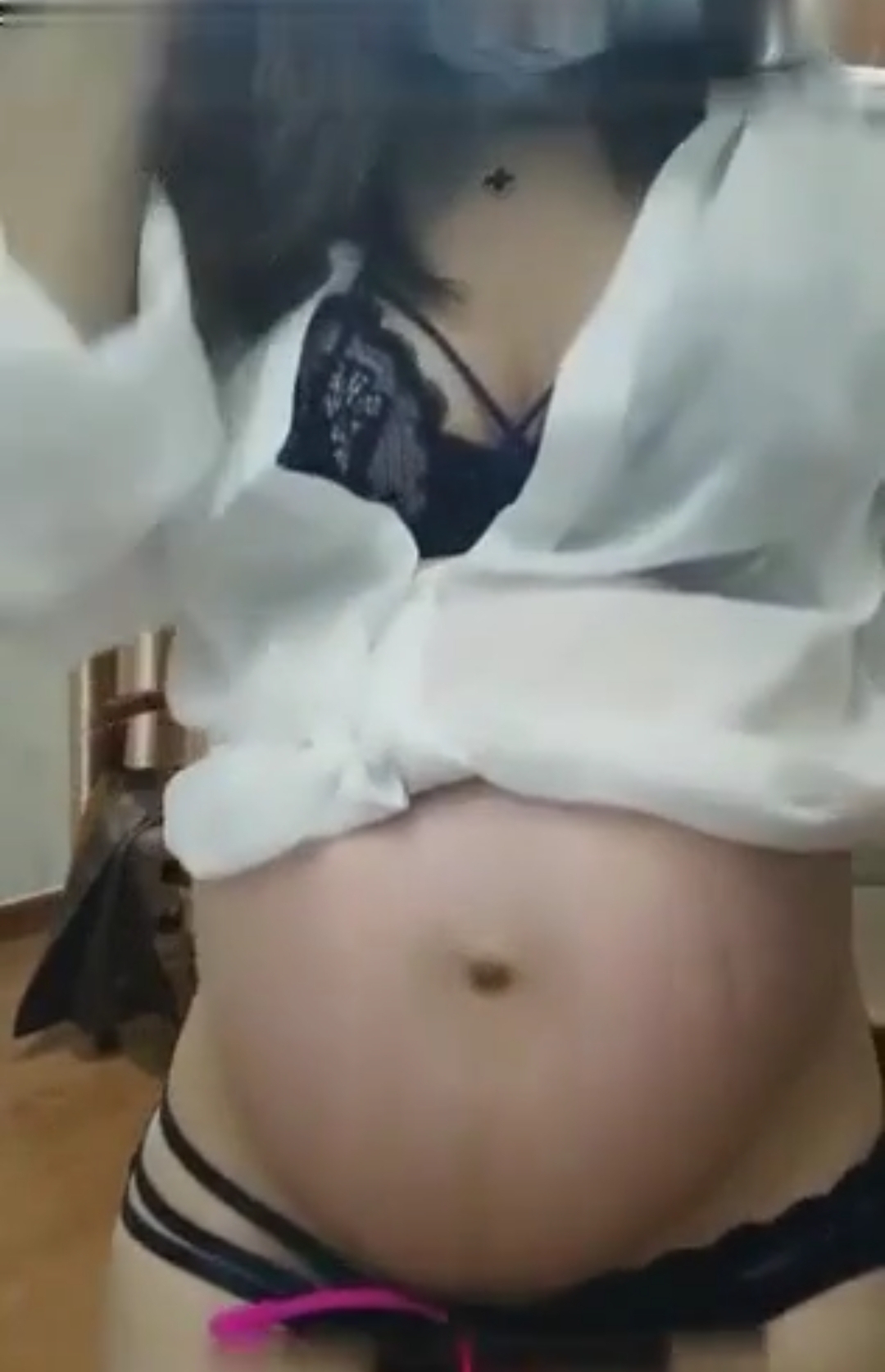 《恋母少年》今天大奶妈妈在我还没下班的时候 在家录视频主动诱惑我赶紧回家 妈妈这次是认可我上次内射了