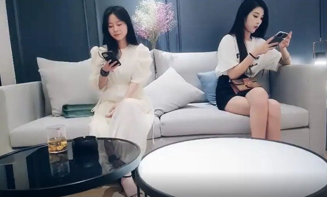1眼镜小哥高价兼职妹，花臂纹身大长腿沙发上操，口活不错翘起屁股站立后入猛操