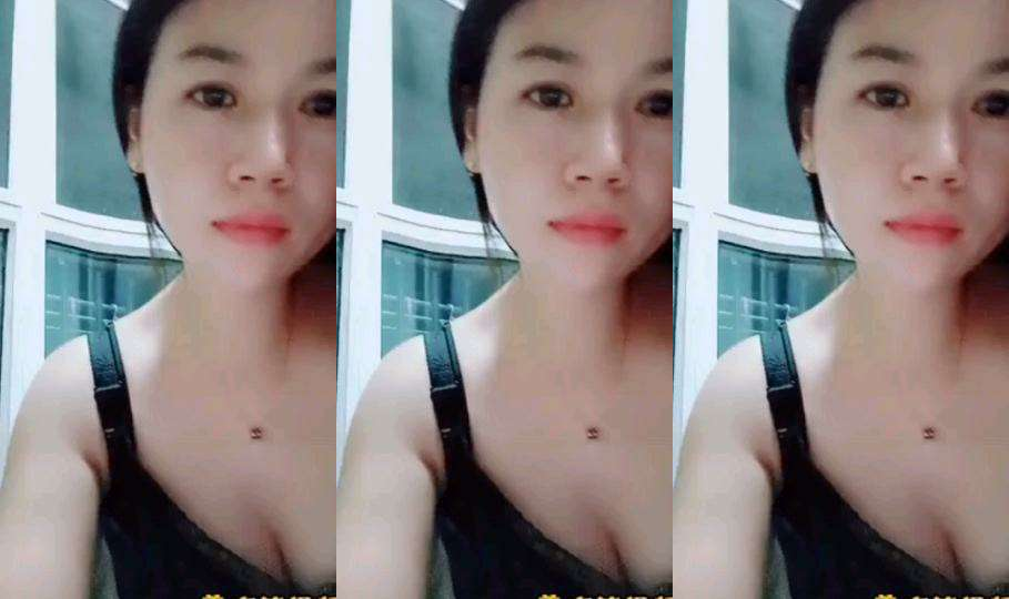 气质白领美少妇下了班一个在家自慰跳蛋自慰刺激，表情勾引狼友蹲下特写手指掰穴淫水流了一地