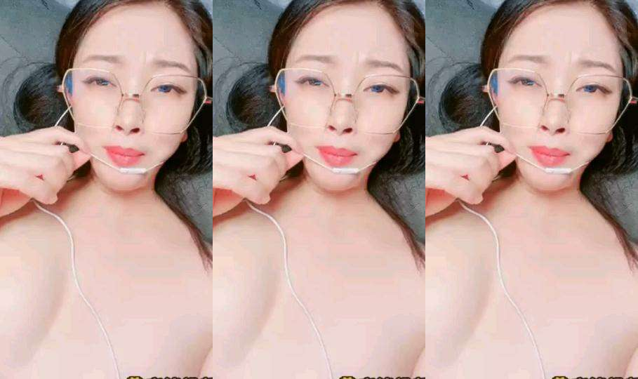 颜值眼镜御姐范美少妇和老公无套啪啪做爱，很插白虎穴第一视角手持镜头刺激，卖力深喉