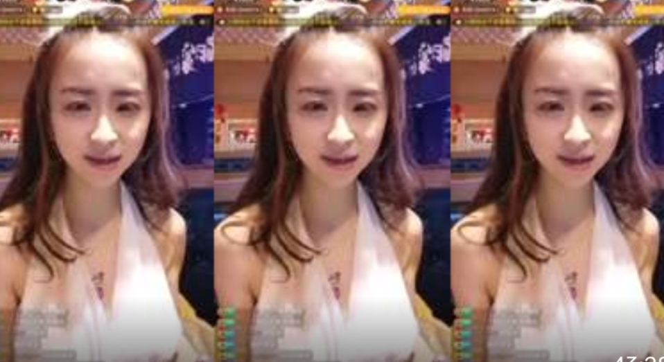 西安大表姐--不穿胸罩，餐厅疯狂露出，男厕尿尿，被网友揉胸，刺激极了