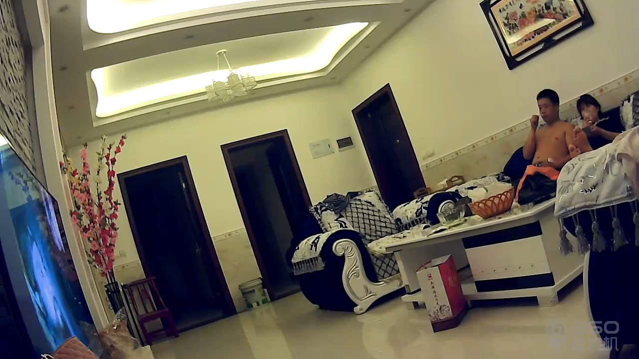 水滴摄像头监控早泄哥客厅看个电视都鸡巴硬拔下老婆的内裤爽一下