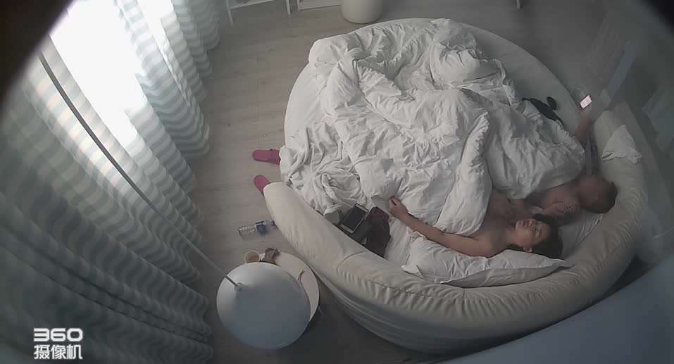钟点炮房大圆床TP纹身江湖大佬和大奶情人激情啪啪.
