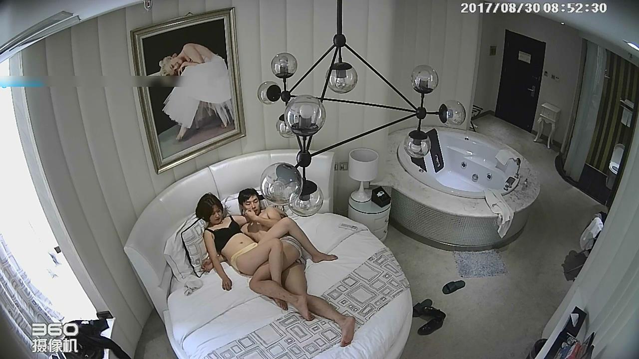 喷血推荐-主题豪华套房偷拍丰满白嫩的气质美女,性欲真旺私会小鲜肉情人时不停的索要,足足干了3次才放过小鲜肉!