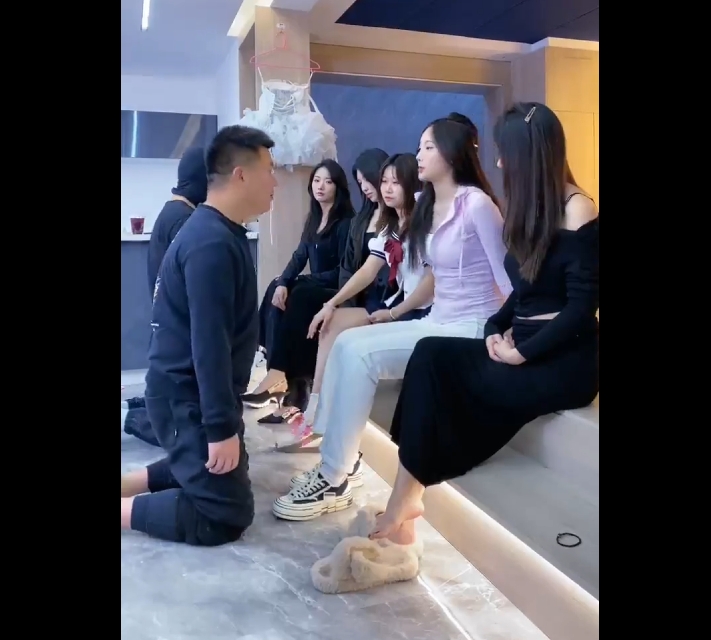 牛逼，这恐怕是全网最牛逼的男奴调教，五个精品漂亮小姐姐踢裆、打耳光、骑乘、鞭打男奴大哥。