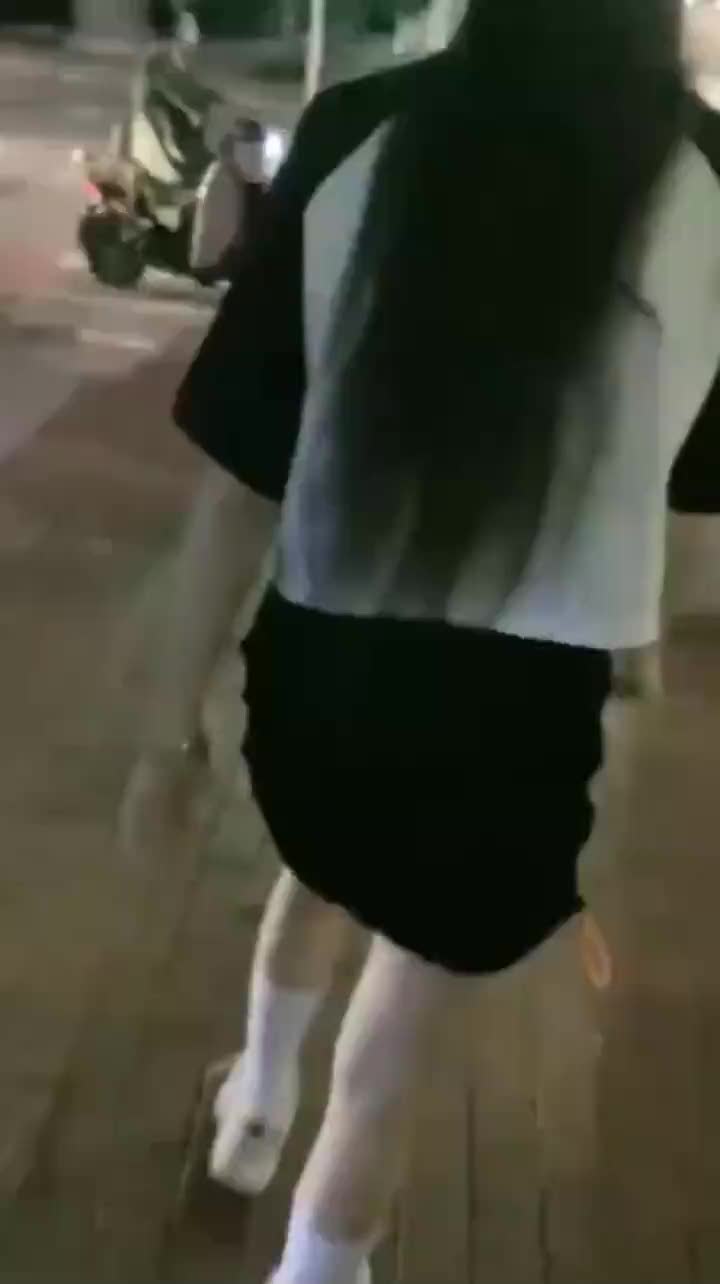 ⑵真实*校花表妹~这身材颜值堪称极品，满嘴骚话：哥哥你鸡巴这么大妹妹怎么受的了呢~爆操内射gX