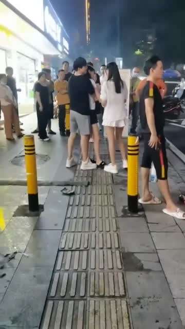 听说是男的花了廿十万礼金和女的结婚，结果婚后一个月女的就跑到了广州被男子找的了