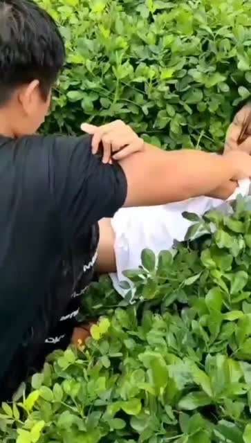这精神小伙 也太坏了，小妹儿也不放过