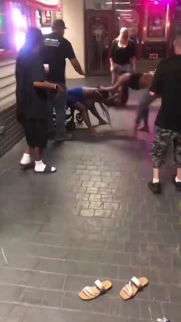 瘦瘦的人，居然长了两个足球