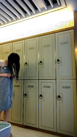 洗浴中心偷拍长腿美女