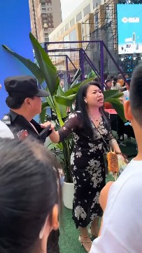 吉林 四平 仁兴里，保安 摸美女（嘴巴很漂亮）