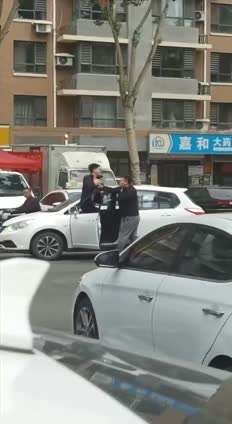真贴心  #打架 还不忘提醒一下对方 #溜车 了