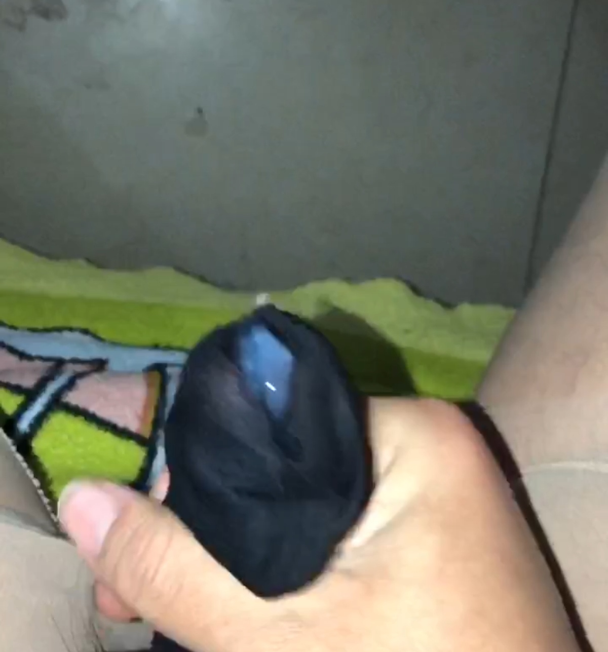 在表姐家住宿趁机玩射了他的原味连裤袜和黑色短丝