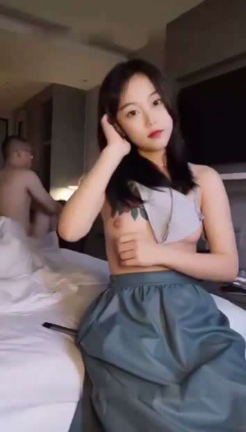 纹身小妹脱衣服直播，