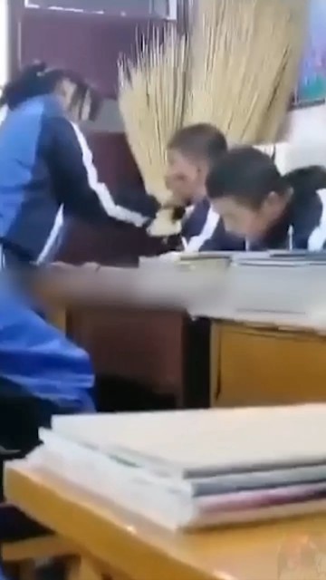 霸凌教室女生打男生耳光