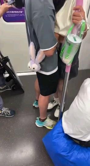 偷拍情侣地铁上摸奶子