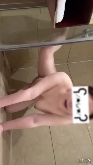 养的母狗在厕所里面尿尿啊