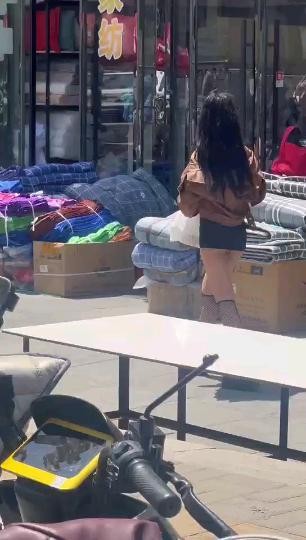 美女包臀裙内裤都漏出来了