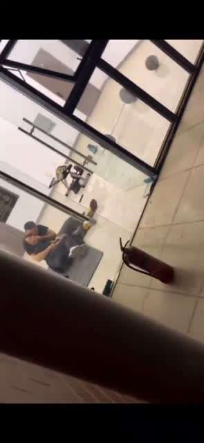 男生带别的学校女生进活动室被辅导员抓