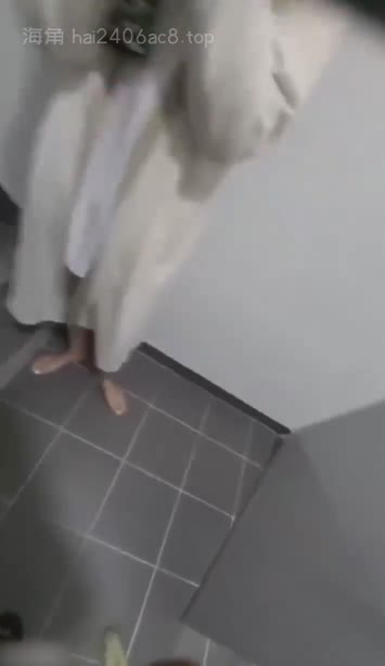 嫩模也爱寻刺激！国外巨乳模特KimWooHyeon在后楼梯帮男友口交