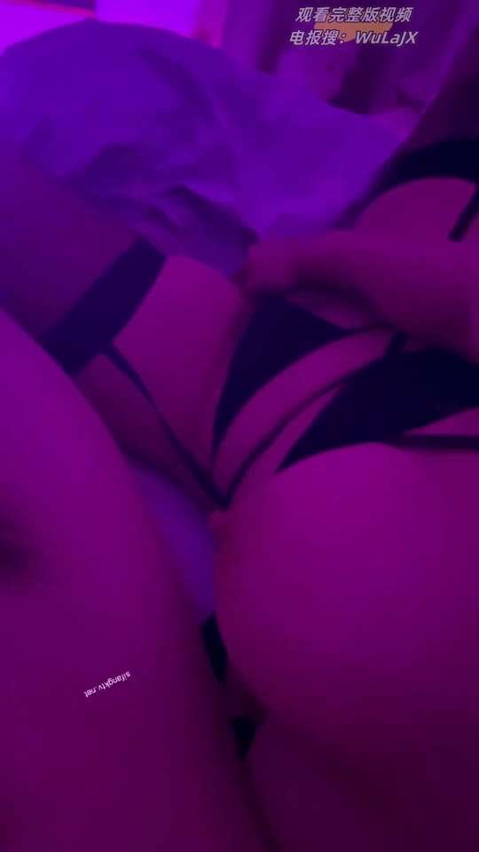 骚逼人妻粉色灯光丝袜脚诱惑