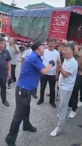 这个城管太有土匪气质了，不是吐口水就是攻人下三路