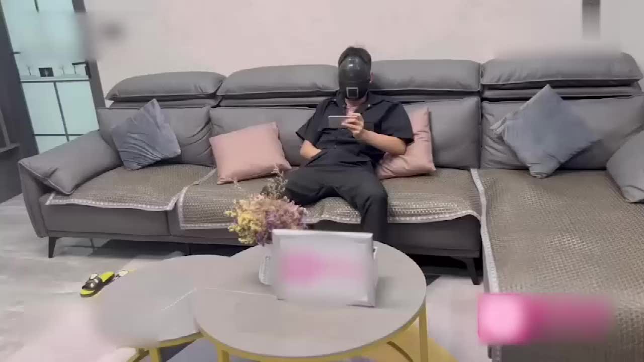 白虎少女为了零花钱被大叔各种玩弄