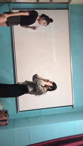 两个精神小妹打架