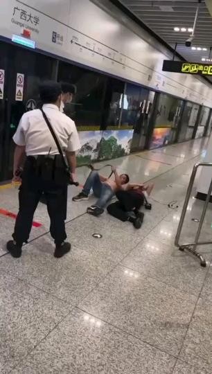 女地铁工作人员遭遇一男子当众强奸，未遂后被警务人员带走