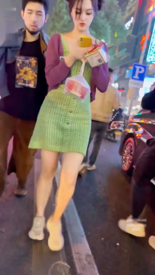 偷拍照顾醉酒男朋友的小姐姐 性感丁字裤就像是真空无内（关注幼女幼厕小学生初中生高中生大学生专题）