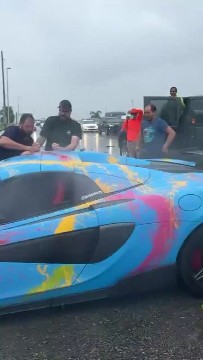 美国网红杰克-多尔蒂直播期间撞毁了他的全新迈凯轮汽车。大雨天，玩手机，还在快车道开车