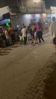 几个欺负一个，男人看不过眼加入战团