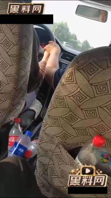 安徽合肥某驾校教练边开车边摸女学员手和大腿 驾校回复：已开除（关注幼女专题每天更新）